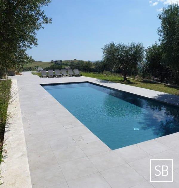 Zwembad met keramisch terras in Toscaanse heuvels